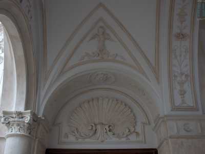 Dei bassorilievi rappresentanti conchiglie adornano le lunette degli accessi arcuati mentre sulla volta, figure di angeli in stucco accolgono i visitatori